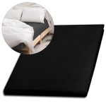 Prześcieradło satynowe bez gumki w kolorze czarnym, rozłożone na białym tle. Zdjęcie pokazuje dodatkowo zbliżenie na materiał na łóżku z białymi poduszkami i narzutą. Tekstura satyny jest gładka i błyszcząca, rozmiar 160x220 cm.