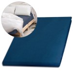 Prześcieradło satynowe bez gumki w kolorze chaber, o wymiarach 200x220 cm, leżące na białym łóżku z poduszkami. Tekstura materiału jest gładka i błyszcząca, idealne do eleganckiego wystroju sypialni.