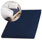 Prześcieradło satynowe w kolorze ciemnego granatu o wymiarach 200x220 cm. Produkt leży na białym łóżku, otoczone białymi poduszkami. Widoczna gładka faktura materiału, bez gumki. Zdjęcie w zbliżeniu na produkt, ukazujące jego detale.