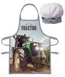 Fartuszek dziecięcy w zielonym kolorze z grafiką dużego traktora oraz napisem TRACTOR. W zestawie czapka kucharska w jasnym kolorze, ozdobiona drobnym wzorem z motywem traktorów. Fartuszek ma regulowane paski. Produkty są ukazane na białym tle.