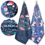 Ścierka kuchenna w zestawie 2x, w rozmiarze 38x60 cm, z motywem Świętego Mikołaja i reniferów. Na ciemnoniebieskim tle widoczne napisy Believe in the Magic of Christmas. Tkanina o gładkiej fakturze, z dekoracyjnymi wzorami na obu ścierkach.