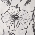 Wzór pościeli z satyny bawełnianej 160x200, w kolorze białym z konturowymi, czarnymi kwiatami i liśćmi. Widoczne detale kwiatów, ich płatki i pręciki. Zdjęcie zbliżeniowe na wzór, ukazujące wysoką jakość druku. Tło jasne, podkreślające design.