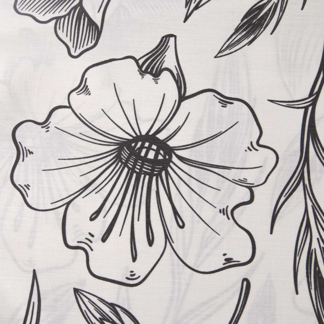 Wzór pościeli z satyny bawełnianej 160x200, w kolorze białym z konturowymi, czarnymi kwiatami i liśćmi. Widoczne detale kwiatów, ich płatki i pręciki. Zdjęcie zbliżeniowe na wzór, ukazujące wysoką jakość druku. Tło jasne, podkreślające design.