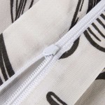 Zbliżenie na zamek błyskawiczny widoczny na pościeli z satyny bawełnianej w białe i czarne konturowe kwiaty. Zamek jest biały, umieszczony na krawędzi poszewki, co umożliwia łatwe zakładanie. Tło zdjęcia jest jasne, co podkreśla detale materiału.