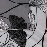 Pościel satyna bawełniana 200x220 cm w kolorze białym z wzorem czarno-białych liści miłorzębu. Złożona, ukazująca detale tkaniny i wzoru, o gładkiej fakturze. Idealna do nowoczesnej sypialni.