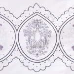 Pościel satyna bawełniana 220x200 w granatowo-białe pasy z ornamentami. Wzór ornamentalny z różnymi detalami, na białym tle. Widoczna struktura materiału, delikatna faktura satyny. Zbliżenie na wzory, prezentowane leżąco.