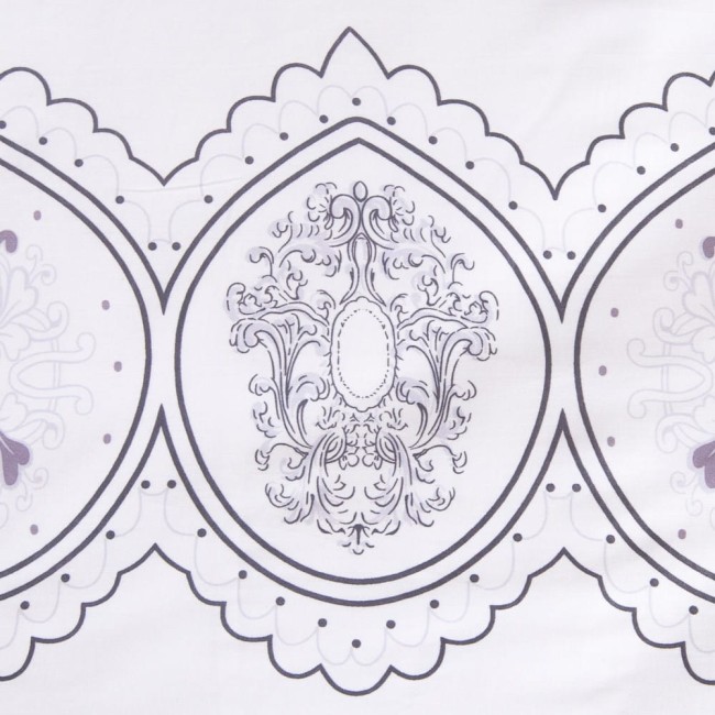 Pościel satyna bawełniana 220x200 w granatowo-białe pasy z ornamentami. Wzór ornamentalny z różnymi detalami, na białym tle. Widoczna struktura materiału, delikatna faktura satyny. Zbliżenie na wzory, prezentowane leżąco.