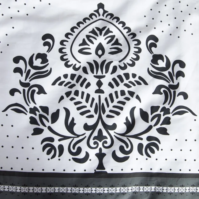 Pościel satyna bawełniana 140x200 Satynlove w biało-szare ornamenty, z kwiatowymi wzorami na białym tle, dekorowane czarnymi detalami. Ujęcie frontalne, zbliżenie na wzór. Widoczna gładka faktura materiału, brzeg z szarym pasem.