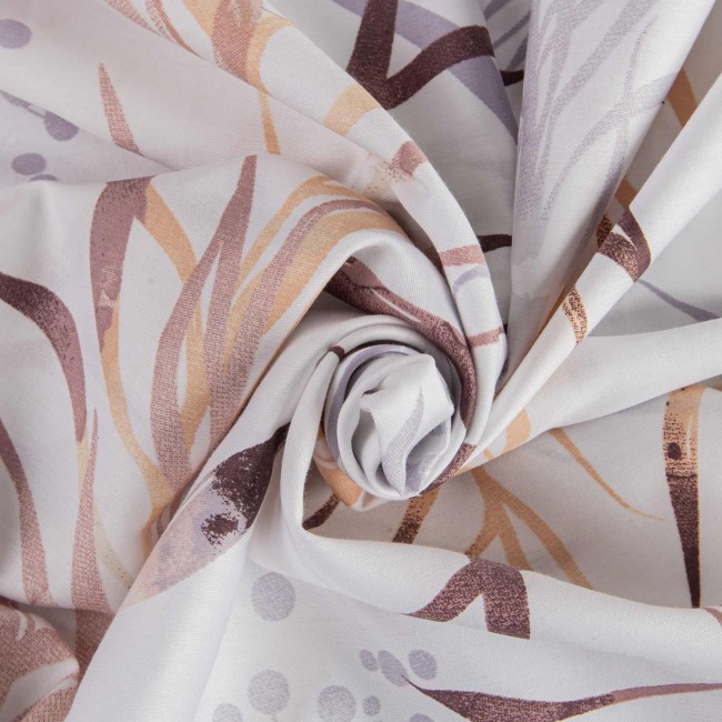 Pościel satynowa 160x200 cm w kolorze białym z szaro-beżowymi liśćmi. Materiał gładki, z delikatnym wzorem w odcieniach beżu i brązu, zwinięta w luźny sposób, ukazująca fakturę i szczegóły nadruku.