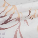 Pościel satynowa w kolorze białym z szaro-beżowym wzorem liści. Złożona tkanina ukazująca delikatne, faliste wzory. Wysoka jakość materiału, który jest gładki i błyszczący. Idealna do sypialni o eleganckim charakterze. Wymiary 160x200 cm.