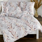 Pościel satyna bawełniana 160x200 w bieli z szaro-beżowymi liśćmi. Złożona na łóżku, z widocznymi poduszkami w tym samym wzorze.