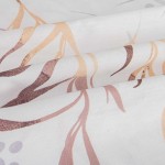 Pościel satyna bawełniana w odcieniach bieli, szarości i beżu z delikatnym, roślinnym wzorem liści. Ułożona w złożony sposób, ukazujący fakturę materiału. Stylowy element dekoracyjny, idealny do sypialni.