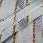 Pościel satyna bawełniana 200x220 cm w błękitnym kolorze z szarym geometrycznym wzorem. Widoczny zamek błyskawiczny na poszewce, tkanina o gładkiej fakturze, z subtelnym połyskiem.