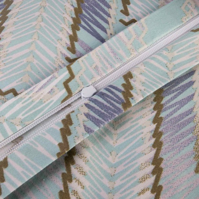 Pościel satyna bawełniana 200x220 cm w błękitnym kolorze z szarym geometrycznym wzorem. Widoczny zamek błyskawiczny na poszewce, tkanina o gładkiej fakturze, z subtelnym połyskiem.