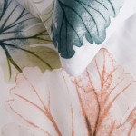 Pościel satyna bawełniana 220x200 Satynlove w białym kolorze z pastelowymi liśćmi w odcieniach zieleni i brązu. Widok z góry na złożoną pościel z poduszką. Tło jasne, co podkreśla wzory na materiale, który jest gładki i delikatny w dotyku.