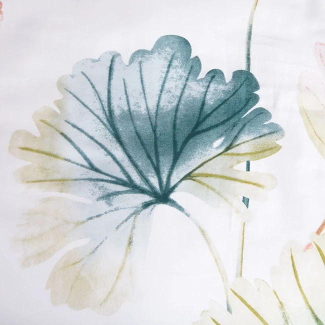 Pościel satynowa 220x200 w białym kolorze z delikatnym wzorem dużych, pastelowych liści w odcieniach zieleni i różu. Zbliżenie na liść w błękitnym odcieniu. Wzór na tle jest subtelny, co nadaje elegancki wygląd. Idealna do sypialni.