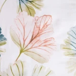 Pościel satyna bawełniana 220x200 Satynlove, w białym kolorze, z pastelowym wzorem liści w odcieniach zieleni i różu. Tkanina gładka, miękka w dotyku, ułożona płasko. Widoczne detale liści w naturalistycznej formie, bez dodatkowych ozdób.