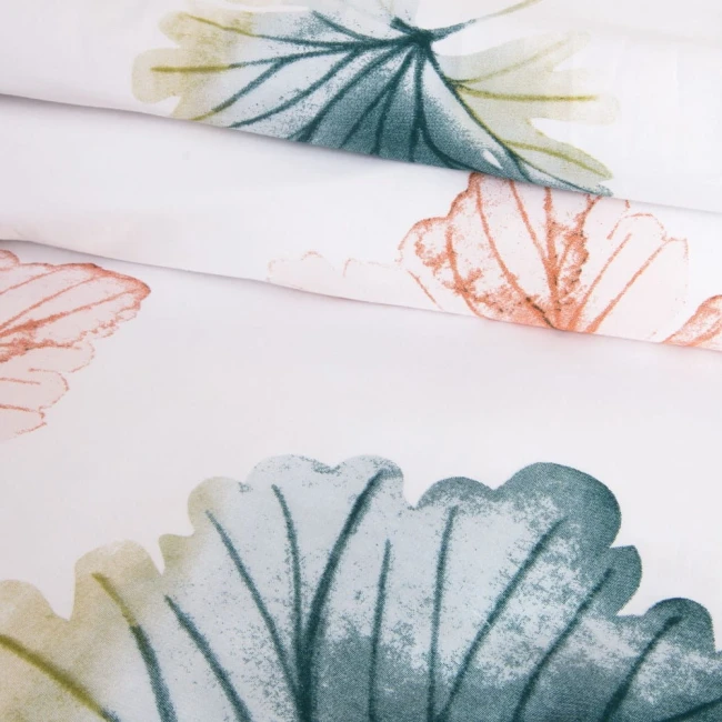 Pościel satynowa 220x200 cm w kolorze białym z pastelowymi liśćmi w odcieniach zieleni, pomarańczy i błękitu. Materiał gładki, z delikatnym wzorem, układ warstwowy. Idealna do sypialni, zapewniająca elegancki wygląd.