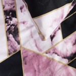 Pościel satyna bawełniana 180x200 w geometryczny wzór marmuru w odcieniach czarnego, różowego i białego z złotymi akcentami. Produkt leży na płaskiej powierzchni, ukazując szczegóły wzoru i teksturę materiału.