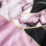 Pościel satyna bawełniana w rozmiarze 180x200, w kolorze czarno-różowym z geometrycznym wzorem marmuru. Materiał ma gładką, satynową strukturę. Produkt leży płasko, ukazując szczegóły wzoru oraz złotą obwódkę. W tle prosta faktura tkaniny.