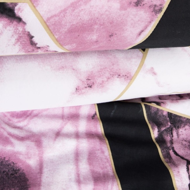 Pościel satyna bawełniana 180x200 w czarno-różowy geometryczny wzór marmuru. Widoczne złożone materiał o delikatnej fakturze, z różowymi i czarnymi plamami oraz złotymi liniami. Idealna do nowoczesnej sypialni.