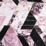 Pościel satyna bawełniana 180x200 w geometryczny wzór marmuru, w kolorach czarni, różowym i białym. Tkanina o delikatnej, gładkiej fakturze, z złotymi konturami, układana w diagonalne trójkąty. Widok z góry, rozłożona na płasko.