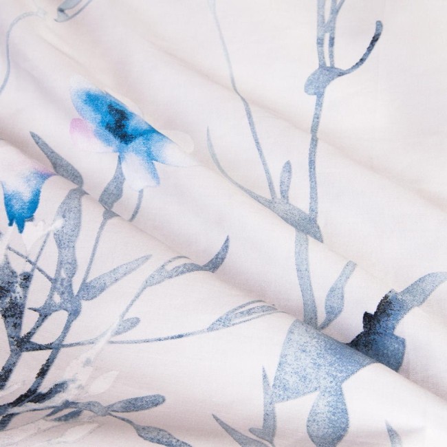 Pościel satynowa 220x200 cm w jasnych pastelowych błękitnych kwiatkach na białym tle. Wzór przedstawia delikatne kwiaty i liście, które nadają lekkości i świeżości. Materiał gładki, z połyskiem, odpowiedni do eleganckiego wystroju sypialni.