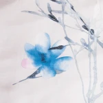 Jasna satynowa pościel w kwiaty, 220x200 cm. Dominują pastelowe błękity; motyw kwiatowy z delikatnym szczegółem. Tło białe, z lekko teksturowanym efektem. Widok na szczegół wzoru, podkreślający subtelność kolorystyki i detali.