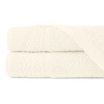 Komplet ręczników z bawełny Solano, w odcieniu ecru, z widoczną teksturą i biżuteryjnym wzorem. Ręczniki leżą na białym tle, są zwinięte, z estetycznym wykończeniem brzegów, następnie złożone jeden na drugim.