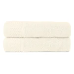 Zestaw dwóch ręczników z bawełny w kolorze jasnym, ułożonych jeden na drugim. Ręczniki mają subtelny wzór z haftem w dolnej części. Produkt przedstawiony na białym tle, w pozycji leżącej, co podkreśla ich fakturę i miękkość.