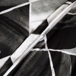 Pościel bawełniana 220x200 Cottonlove w biało-czarne symetryczne romby, z zamkiem błyskawicznym, rozłożona, ukazująca teksturę materiału. Tło jednolite, podkreślające wzór. Widoczne krawędzie i detale wykończenia.