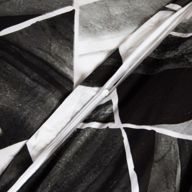 Pościel bawełniana 220x200 Cottonlove w biało-czarne symetryczne romby, z zamkiem błyskawicznym, rozłożona, ukazująca teksturę materiału. Tło jednolite, podkreślające wzór. Widoczne krawędzie i detale wykończenia.