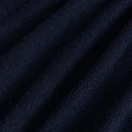 Pościel frotte w kolorze ciemnego granatu, w rozmiarze 200x220 cm. Materiał o teksturze frotte, z widocznymi pętelkami, zapewniającymi miękkość i komfort. Ułożona w lekkie fałdy, prezentuje jednolitą głęboką barwę.
