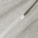 Zbliżenie na zamknięcie poszwy frotte w kolorze popielatym. Widoczny zamek błyskawiczny z białym suwakiem, otaczający miękką, teksturowaną powierzchnię materiału.