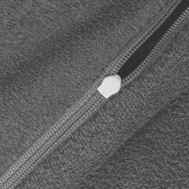 Szara pościel frotte 160x200, z zamkiem błyskawicznym. Widok z bliska na teksturę materiału. Zamek w kolorze białym, umiejscowiony wzdłuż krawędzi. Pościel leży na płaskiej powierzchni, ukazując jej miękkość i fakturę.