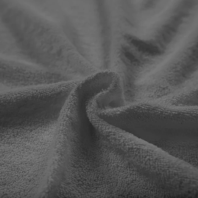 Pościel frotte w kolorze szarym o wymiarach 160x200, zmięta i rozłożona, ukazująca teksturę materiału. Widoczne niejednolite wzory frotte oraz interesujący układ fal. Tło jednolite, co podkreśla kolor produktu.