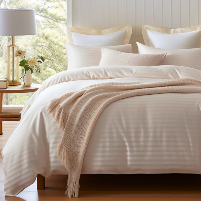  Elegancka stylowa ekskluzywna pościel satynowa jasny beż 220x200 cm w delikatne pasy 