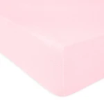 Prześcieradło frotte z gumką 120x200 w kolorze róż kwarcowy, widoczne z boku, w ułożeniu leżącym. Materiał jest miękki, teksturowany, idealnie dopasowany do materaca. Brzegi wykończone gumką, co zapewnia stabilność.