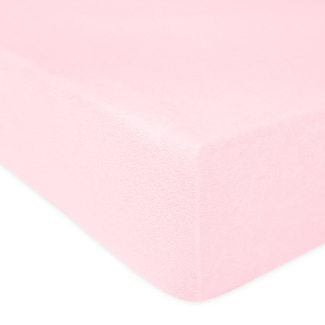 Prześcieradło frotte z gumką 120x200 w kolorze róż kwarcowy, widoczne z boku, w ułożeniu leżącym. Materiał jest miękki, teksturowany, idealnie dopasowany do materaca. Brzegi wykończone gumką, co zapewnia stabilność.