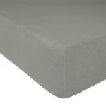 Prześcieradło frotte z gumką w kolorze szarym, rozmiar 120x200 cm, leżące na płaskiej powierzchni. Widoczna tekstura materiału, gładka i miękka, z dobrze dopasowaną gumką. Produkt bez widocznych napisów czy logo, na jasnym tle.