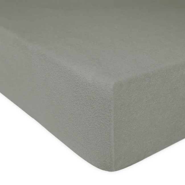 Prześcieradło frotte z gumką w kolorze szarym, rozmiar 120x200 cm, leżące na płaskiej powierzchni. Widoczna tekstura materiału, gładka i miękka, z dobrze dopasowaną gumką. Produkt bez widocznych napisów czy logo, na jasnym tle.