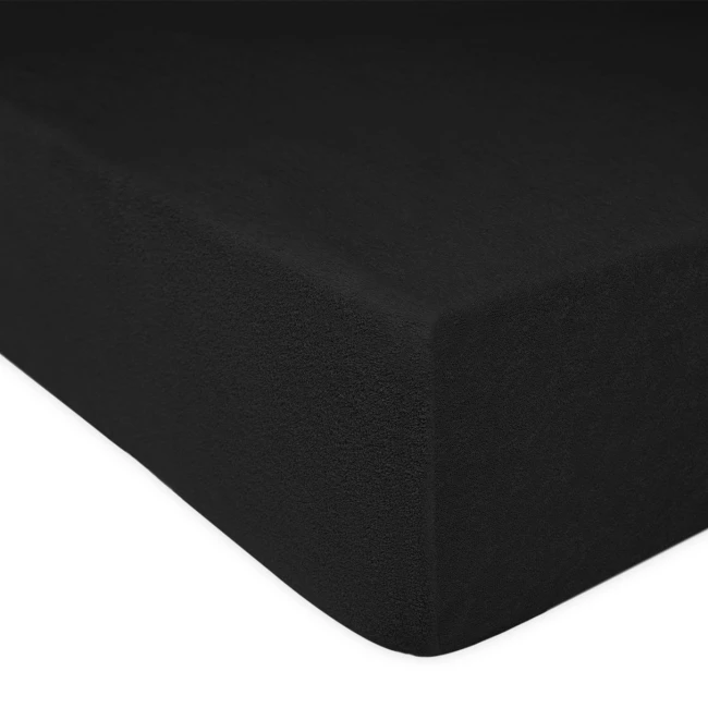 Prześcieradło frotte z gumką w kolorze czarnym, rozmiar 120x200 cm. Widok z boku na rozłożone prześcieradło z miękką, teksturowaną powierzchnią, idealne do stosowania na materacu. Prosta, matowa faktura podkreśla elegancki design produktu.