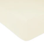 Prześcieradło frotte z gumką w kolorze ecru, o wymiarach 120x200 cm, prezentowane z boku. Materiał o gładkiej i teksturowanej powierzchni, idealne do łóżka, zapewniające dopasowanie i komfort użytkowania.