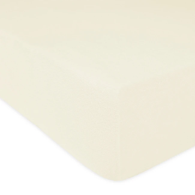 Prześcieradło frotte z gumką w kolorze ecru, o wymiarach 120x200 cm, prezentowane z boku. Materiał o gładkiej i teksturowanej powierzchni, idealne do łóżka, zapewniające dopasowanie i komfort użytkowania.