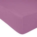 Prześcieradło frotte z gumką w jasnym fioletowym kolorze, o wymiarach 120x200 cm. Ujęcie z boku pokazuje teksturowaną powierzchnię oraz elastyczne wykończenie, które zapewnia dopasowanie do materaca. Tło jednolite.