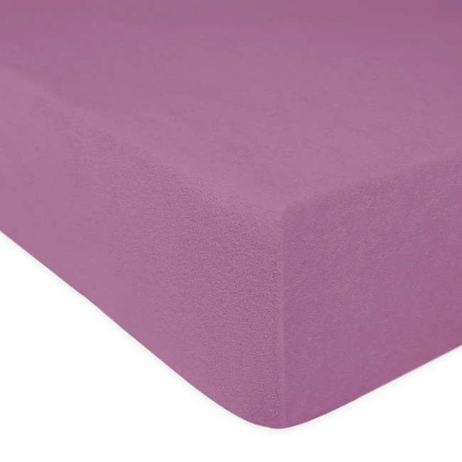 Prześcieradło frotte z gumką w jasnym fioletowym kolorze, o wymiarach 120x200 cm. Ujęcie z boku pokazuje teksturowaną powierzchnię oraz elastyczne wykończenie, które zapewnia dopasowanie do materaca. Tło jednolite.