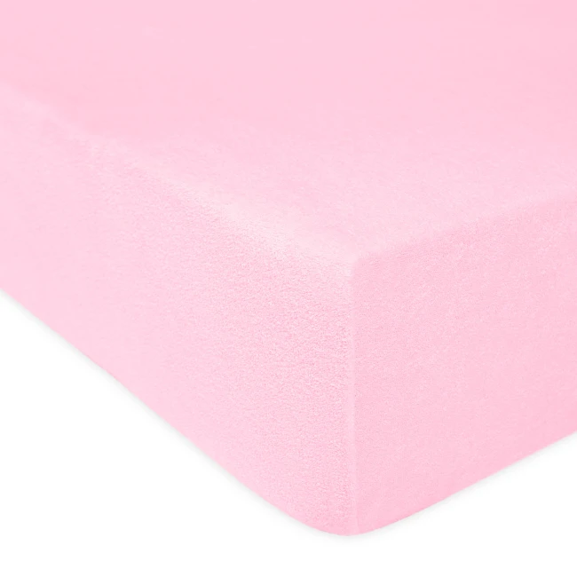 Prześcieradło frotte z gumką w kolorze jasnego różu, leżące na białym tle. Materiał miękki, teksturowany, o gładkiej powierzchni. Widoczne krawędzie i gumka, która zapewnia dopasowanie do materaca o wymiarach 120x200 cm.