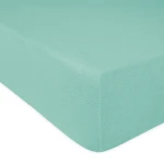 Prześcieradło frotte z gumką 120x200 w jasnym turkusie, leżące w pozycji poziomej. Zbliżenie na teksturowaną fakturę materiału oraz wykończenie z gumką, zapewniające stabilne mocowanie na materacu. Tło proste, białe.