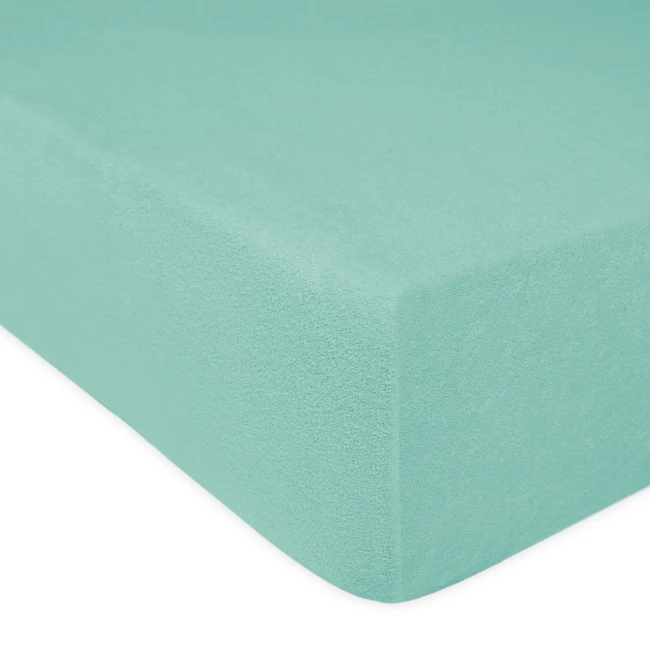 Prześcieradło frotte z gumką 120x200 w jasnym turkusie, leżące w pozycji poziomej. Zbliżenie na teksturowaną fakturę materiału oraz wykończenie z gumką, zapewniające stabilne mocowanie na materacu. Tło proste, białe.