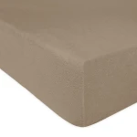 Prześcieradło frotte z gumką w kolorze kakao, w ujęciu z boku. Widoczna tekstura materiału, zapewniająca elastyczność i dopasowanie do materaca o wymiarach 120x200. Produkt leży na płaskiej powierzchni, co podkreśla jego rozmiar i kształt.